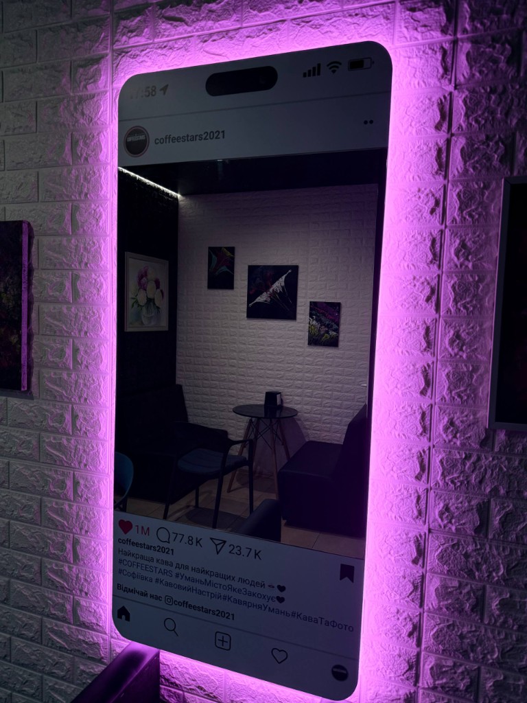Фотозона у вигляді Instagram