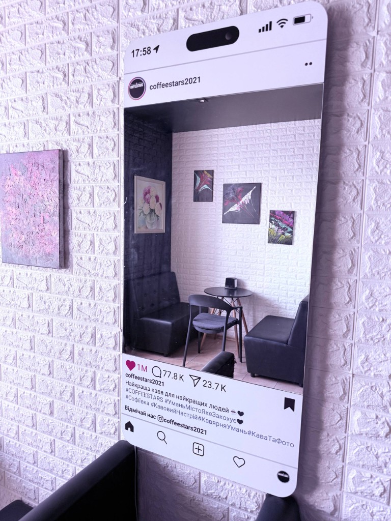Фотозона COFFEESTARS у вигляді телефону Instagram
